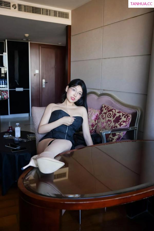   [XiuRen]高清写真图 2025.07.01 No.10487 美悠 黑色OL第24张图片